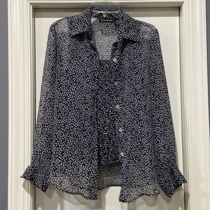 🎄JUST REDUCED🎄Women’s Navy/Gray print Med seersucker tank with sheer overshirt